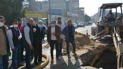 محافظ المنيا يتابع إصلاح كسر ماسورة صرف صحي لتسببها في هبوط أرضي