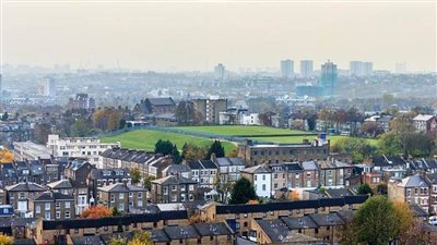 شاب يغتصب فتاة في الطريق العام