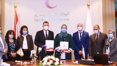 الهلال الأحمر وجامعة عين شمس يوقعان بروتوكول تعاون لتقديم حزمة من الخدمات للفئات الأولى بالرعاية
