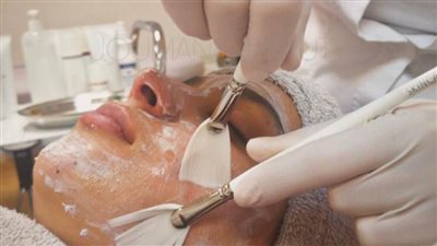 تعرفي على فوائد حمض الفواكه في التخلص من حب الشباب