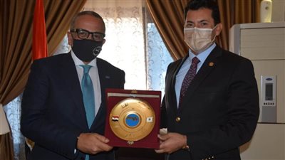 وزير الرياضة يكرم اللجنة الخماسية على جهودهم في إدارة اتحاد الكرة