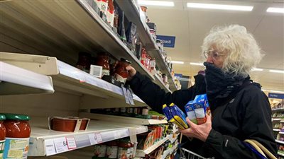 بريطانيا: المشترون يفرغون المحلات من البضائع  خوفاً من كورون