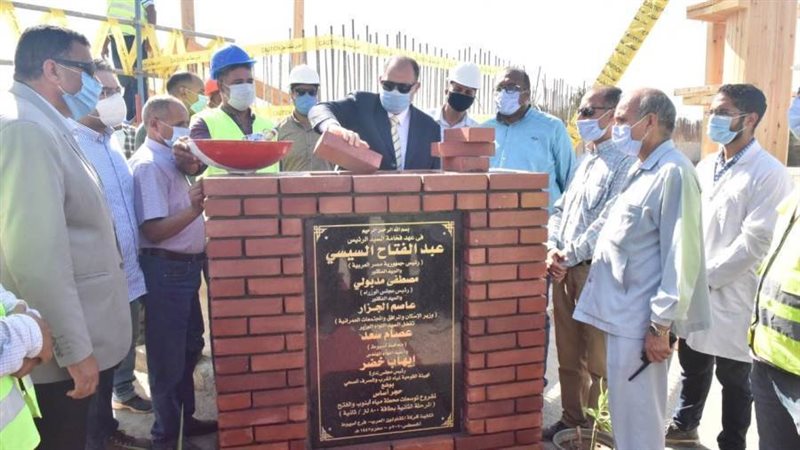 محافظ أسيوظ يضع حجر