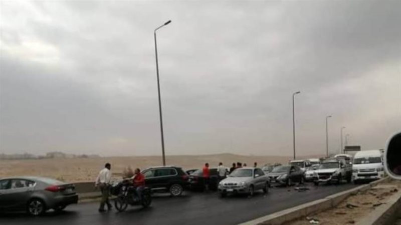 تصادم سيارتين بكوبري