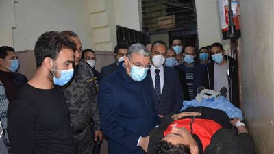 محافظ المنيا يتابع حالة المصابين في تصادم 3 سيارات بالطريق الشرقي