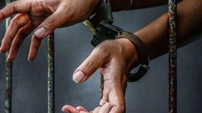 القبض على طالبين حاولا تهريب مواد مخدرة لصديقهما بسجن بنها