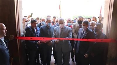 محافظ مطروح يشارك في حملة التوعية لمواجهة كورونا ويوزع الكمامات على المواطنين