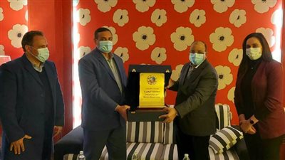 محافظ البحيرة يهدي درع المحافظة لوزير التنمية المحلية