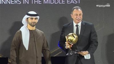 الخطيب يتسلم درع تتويج الأهلي بلقب الأكثر تتويجًا في افريقيا والشرق الأوسط
