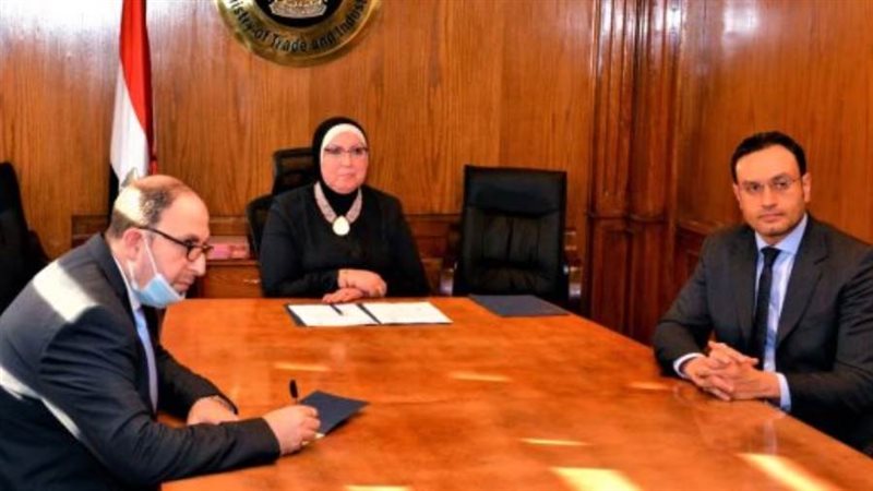 وزيرة الصناعة تبحث