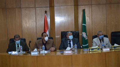 محافظ المنيا يتابع المؤشرات العامة للسكان ويوجه بتكثيف حملات التوعية الجماهيرية