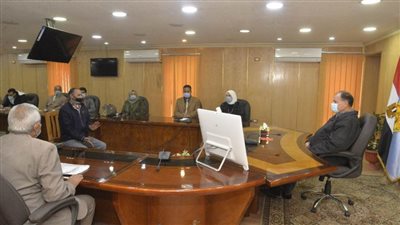 محافظ أسيوط يستقبل عددًا من المواطنين لبحث شكاواهم وتلبية مطالبهم