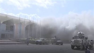 ثلاثة انفجارات تهز مطار عدن بالتزامن مع وصول الحكومة اليمنية الجديدة