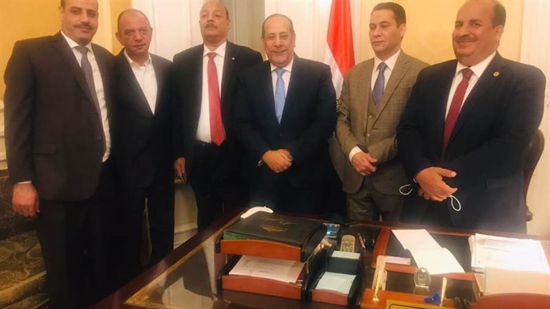 النواب مع اللواء