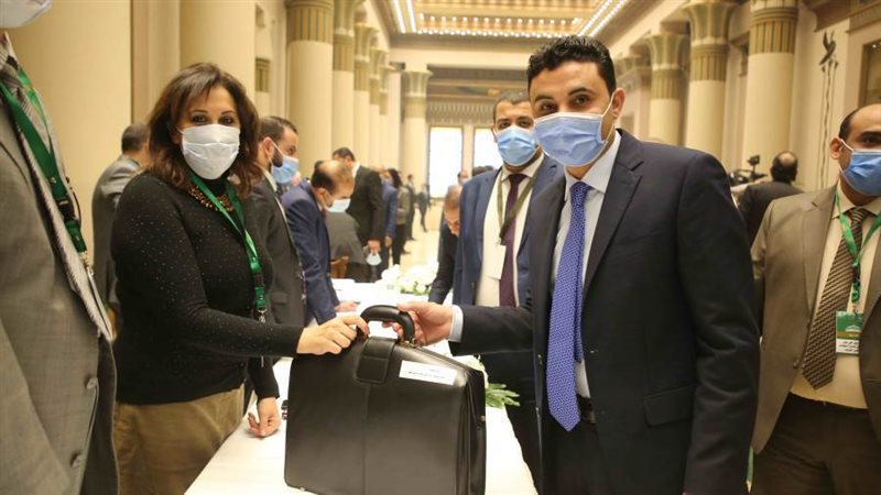 نائب يستلم حقيبته