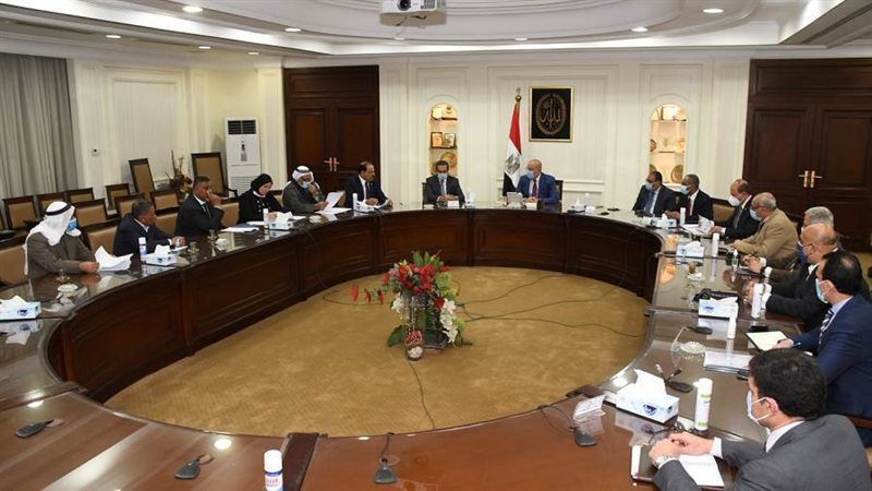 وزير الإسكان يلتقى