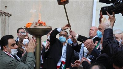 السفير الفلسطيني في مصر يوقد شعلة الانطلاقة من مقر السفارة