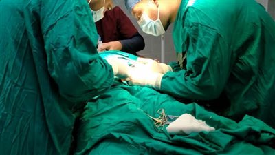 إجراء عملية جراحية لطفلة حديثة الولادة عانت من تشوه خلقي بالبحيرة