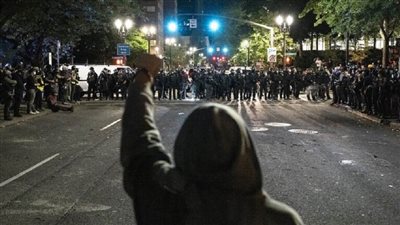 بورتلاند الأمريكية تستقبل العام الجديد باحتجاجات ومواجهات مع الشرطة