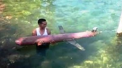 صياد إندونيسي يصطاد غواصة صينية مسيّرة