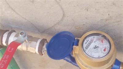 توصيل وتركيب 27 عداد مياه لمحدودي الدخل بالبحيرة