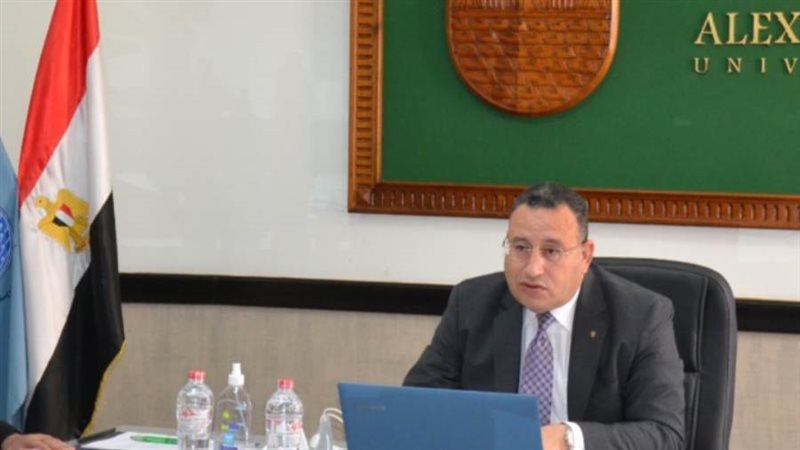 الدكتور عبد العزيز