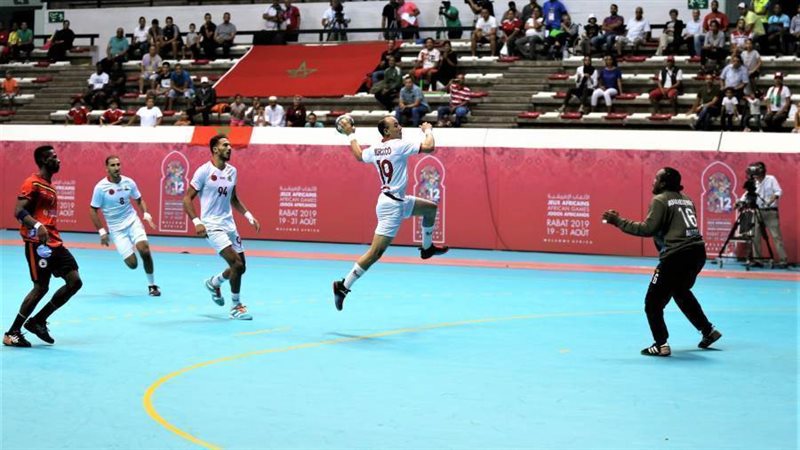 تسديدة قوية من لاعب