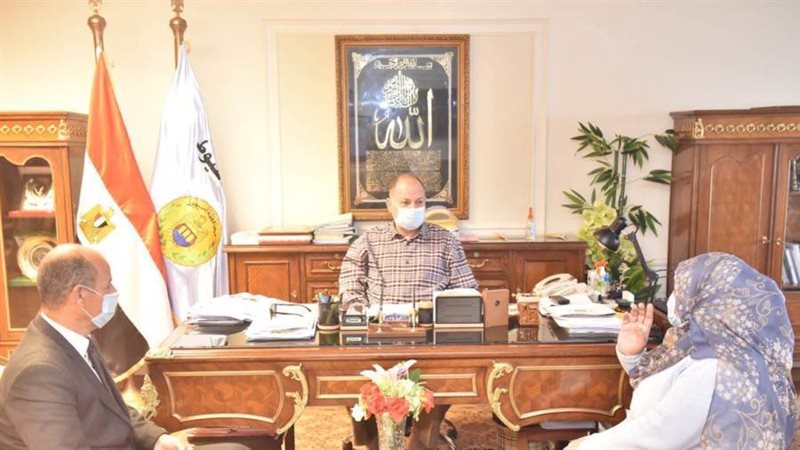 محافظ أسيوط يناقش