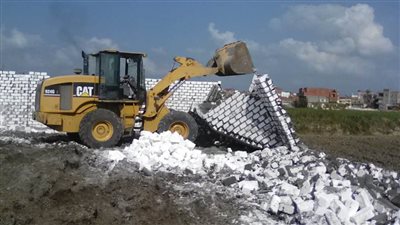 استمرار حملات إزالة التعديات على الأراضى الزراعية بالبحيرة