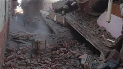 مصرع 3 في حادث انهيار حائط منزل بـ