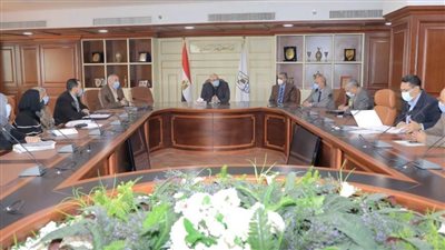 محافظ بني سويف يبحث أعمال البنية الأساسية بالمناطق الصناعية