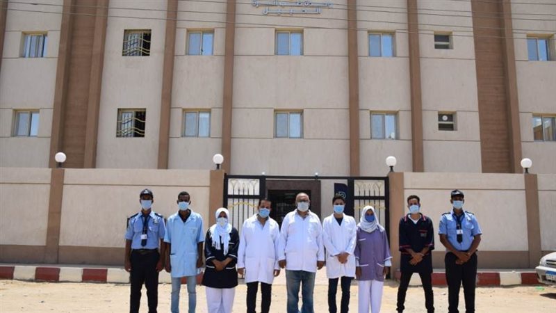 فريق العمل أمام إحدى