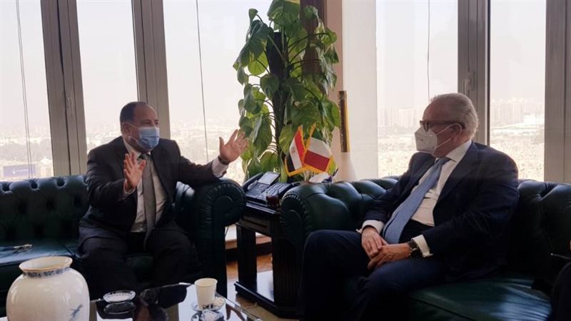 وزير المالية والسفير