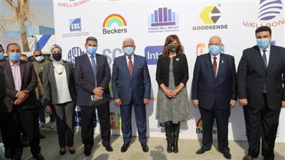وزير الهجرة ومحافظ السويس يفتتحان الخط الثاني  لمصنع لإنتاج 
