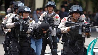 مقتل مشتبهين اثنين برصاص الشرطة الإندونيسية في مداهمة جنوبي البلاد