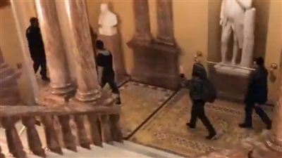شاهد.. محتجون مؤيدون لترامب يخترقون مبنى الكابيتول ويعتلون منصة تنصيب بايدن