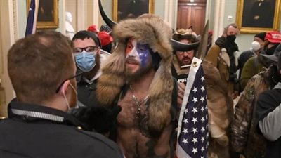 بيلوسي تطلب من الحرس الوطني التدخل لإخلاء وتأمين مبنى الكابيتول