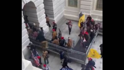 بالفيديو.. مناصرو ترامب يخترقون حواجز أمن مبنى الكابيتول ويدخلونه