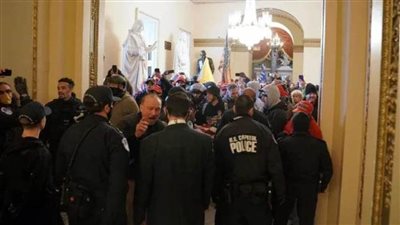 الشرطة تهدد باستخدام الغاز المسيل للدموع لإخلاء الكونجرس..وتهريب الموظفين من نغق