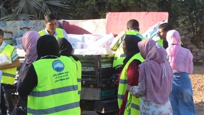 حياة كريمة توزع ٤٠٠ كرتونة مواد غذائية على القرى الأكثر احتياجا 