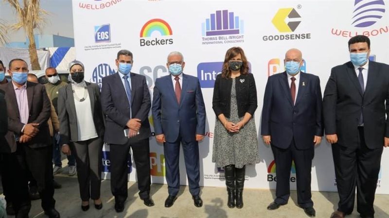 وزيرة الهجرة ومحافظ