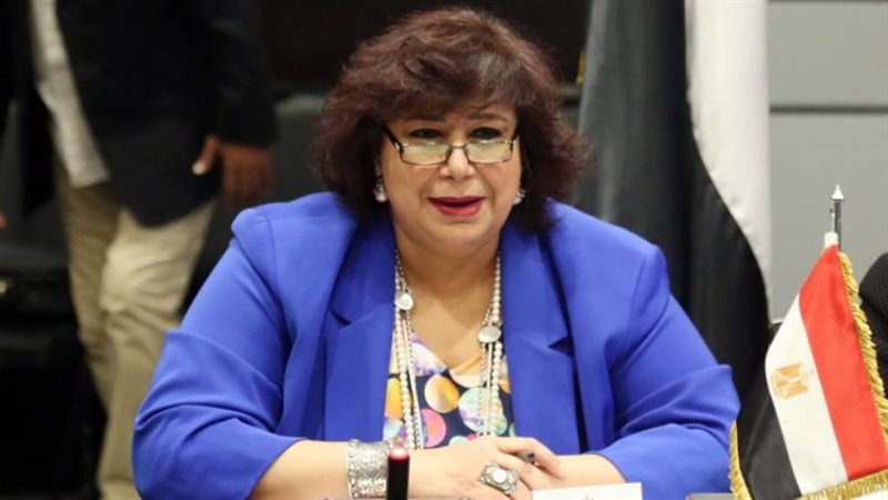 الفنانة الدكتورة