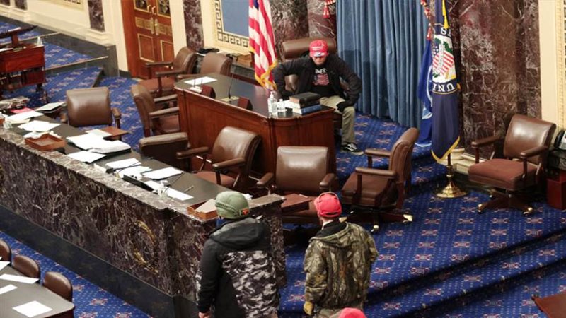 المتظاهرين يقتحمون