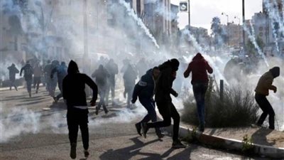 عشرات الإصابات بالاختناق خلال مواجهات مع قوات الاحتلال في الخليل والبيرة