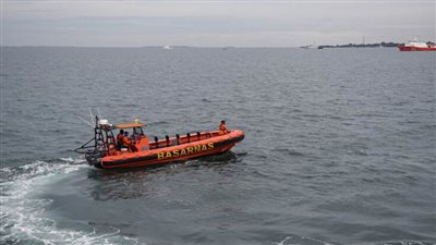 العثور على حطام الطائرة الإندونيسية المنكوبة في بحر جاوة