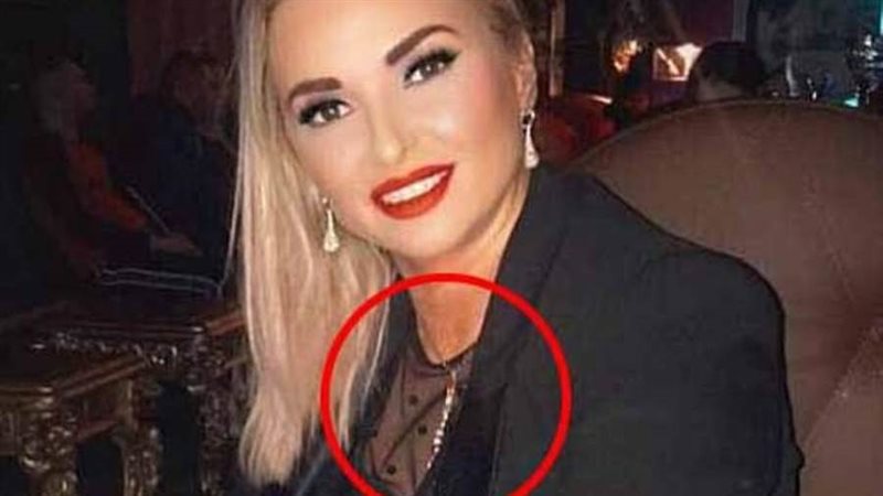 قرط ذهبي على صدر