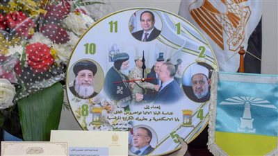 محافظ الإسكندرية يبعث بهدية تذكارية إلى قداسة البابا تواضروس الثاني