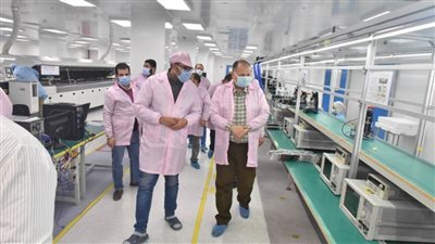 محافظ أسيوط يزور المنطقة التكنولوجية ويتفقد مصنع سيكو لإنتاج الهواتف المحمولة