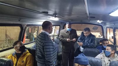 السكرتير المساعد بأسيوط يتابع ارتداء الكمامات بوسائل النقل 