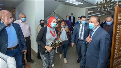 محافظ الإسكندرية يباشر مهام عمله بمقر مكتبه عقب تعافيه من 